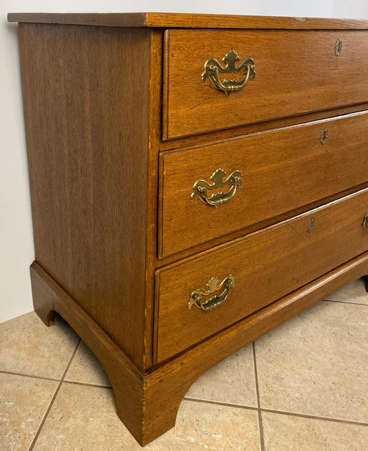 Late 18th Century American Oak Chest of Drawers, Circa 1770 — detail 2