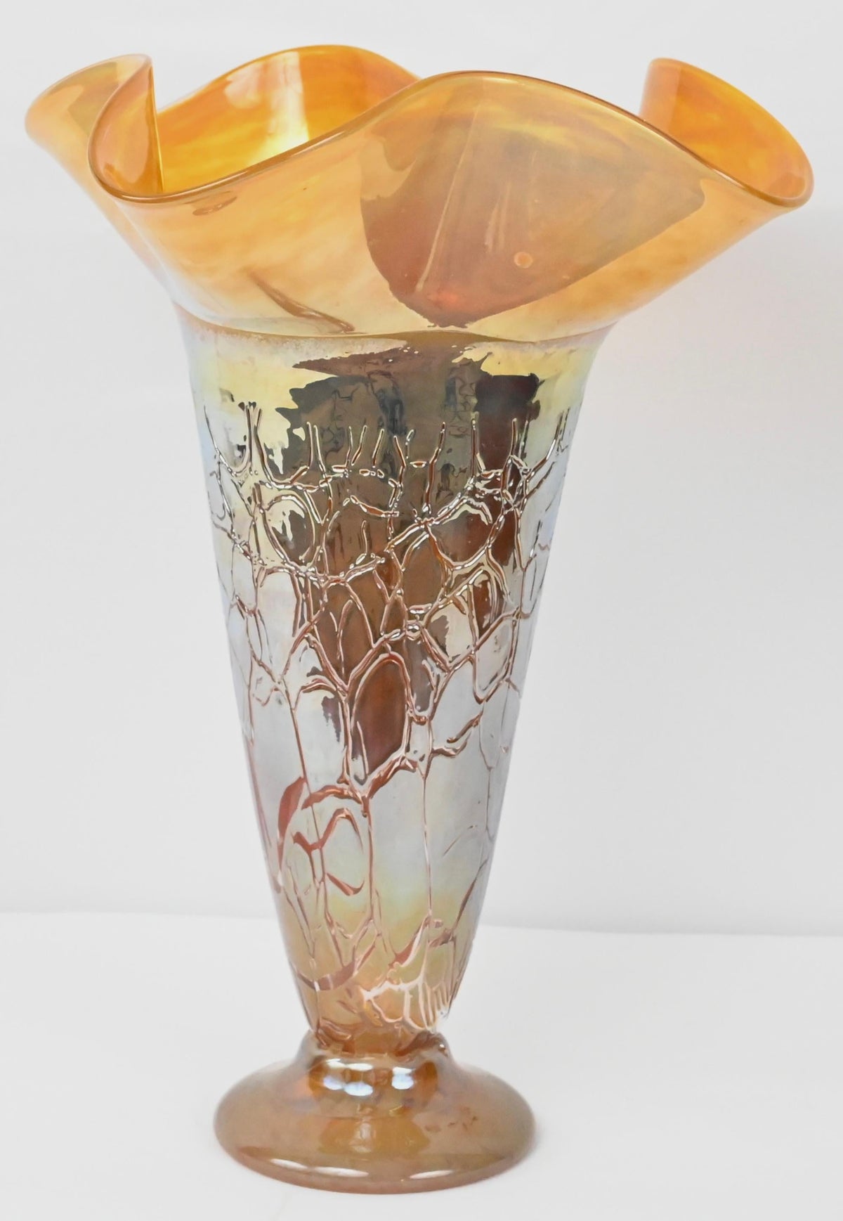 Fenton Style Art Glass Vase in the Manner of Murano — detail 6
