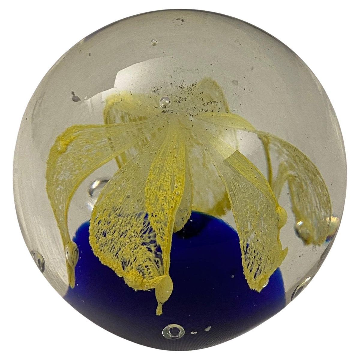 Paperweight attributed to Baccarat — detail 2