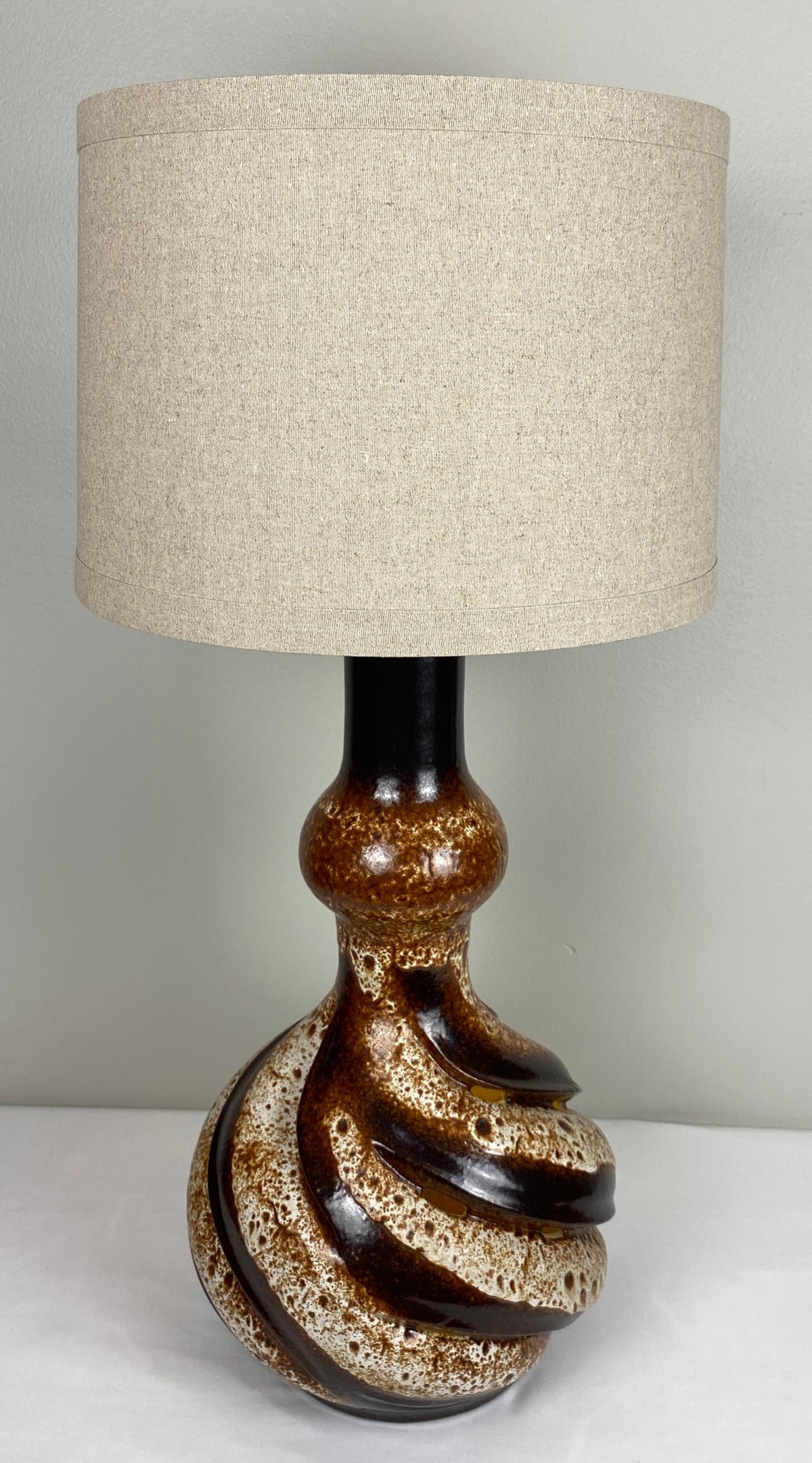 Large Mid-Century Sculptural Ceramic Table Lamp Beige & Brown — detail 4