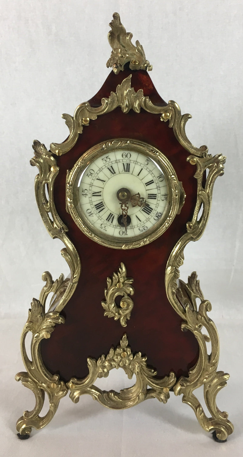 French mantel clock circa 1875, case built in red tortoiseshell and brass Boulle marquetry with gilt bronze mounts and a scrolling acanthus crest
