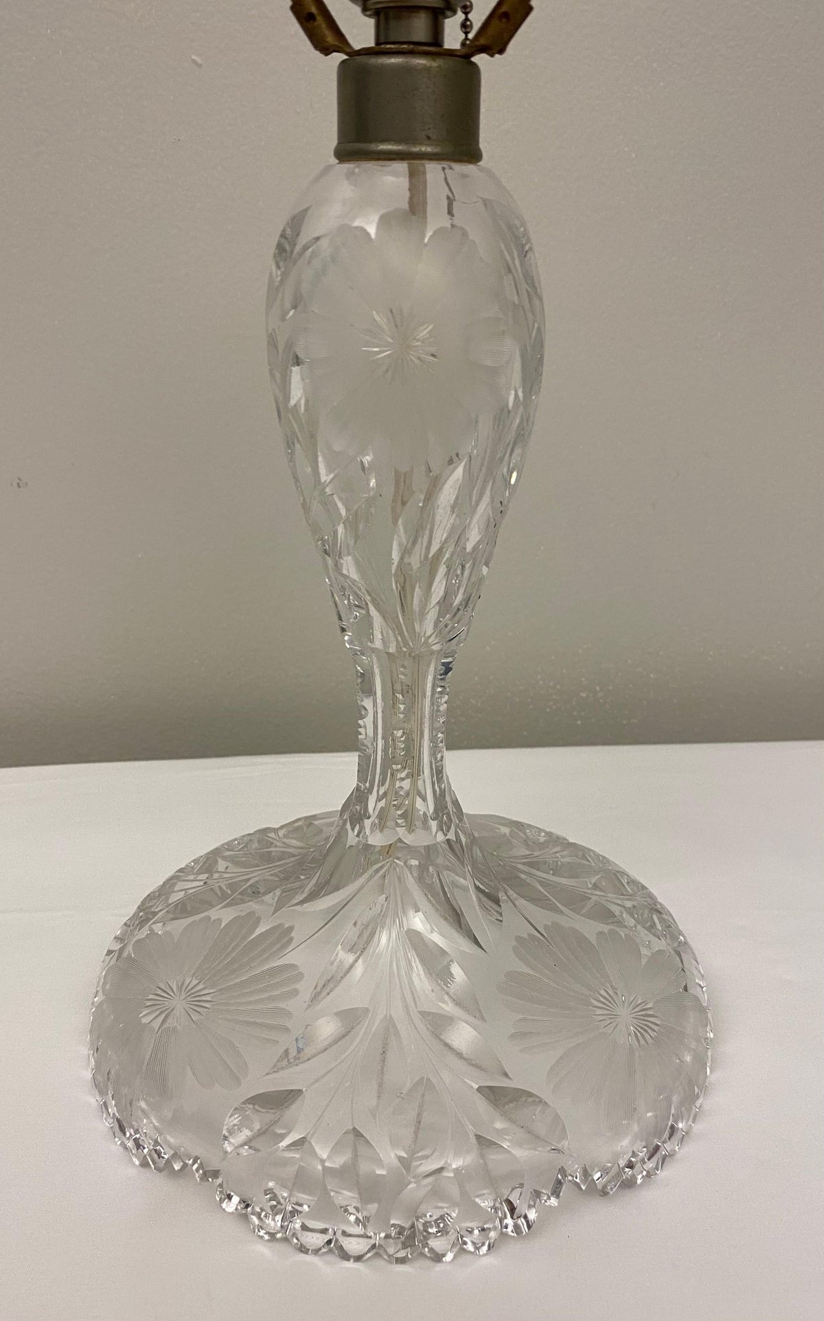 French Art Deco Cut Crystal Table Lamp in the Manner of Baccarat — detail 5
