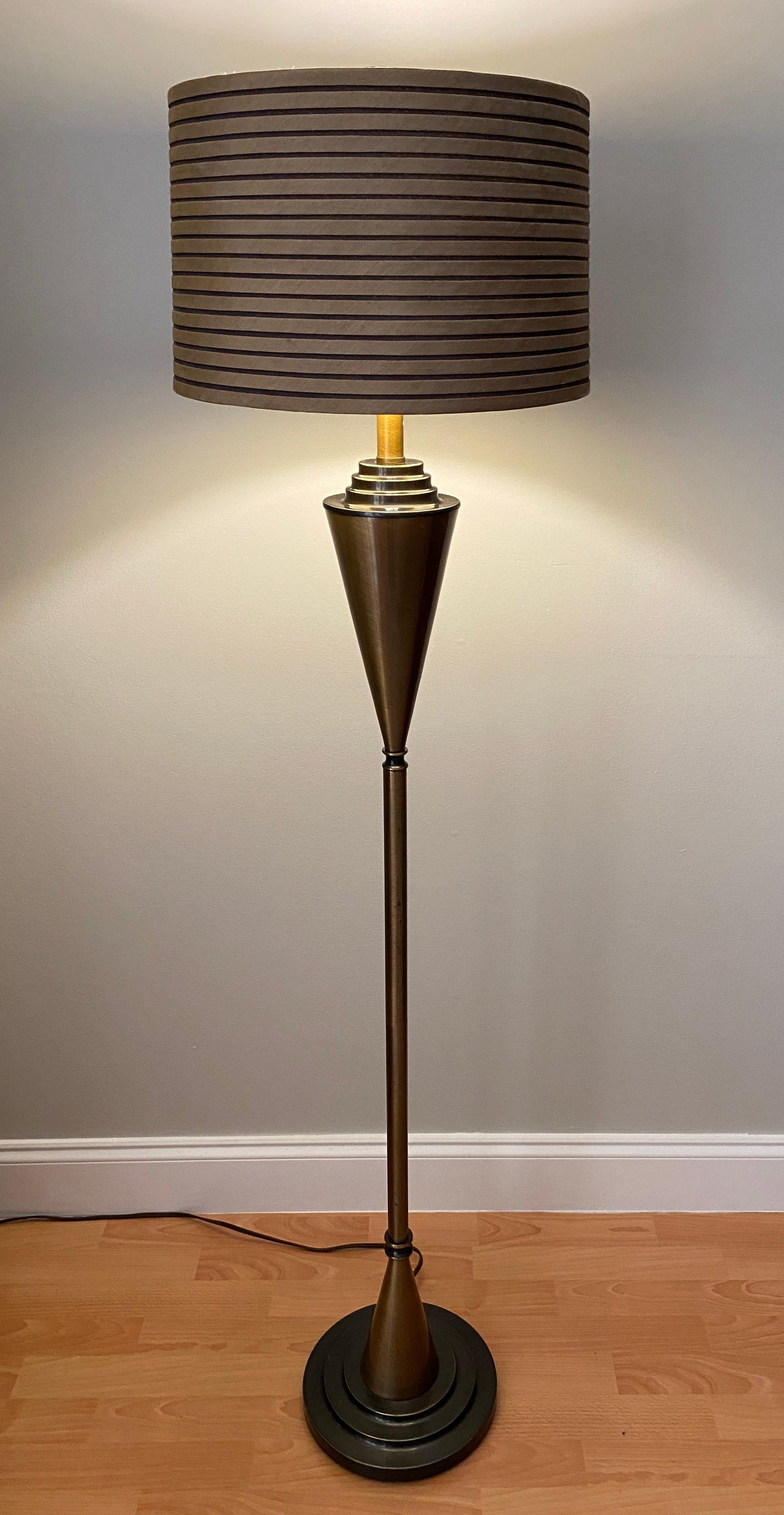 French Art Deco Floor Lamp in Patinated Brass with Stepped Black Base, c. 1930 — detail 2