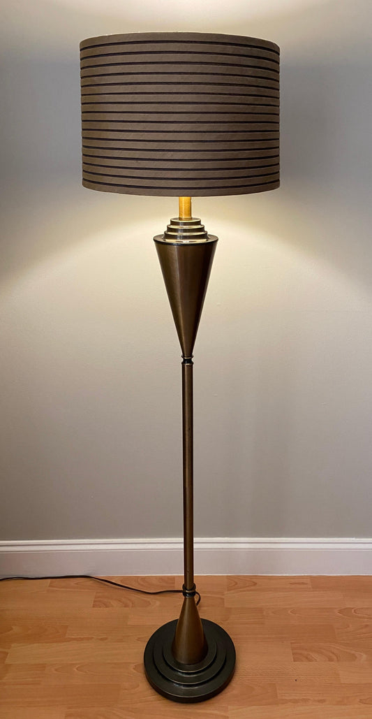 French Art Deco Floor Lamp in Patinated Brass with Stepped Black Base, c. 1930 — detail 2