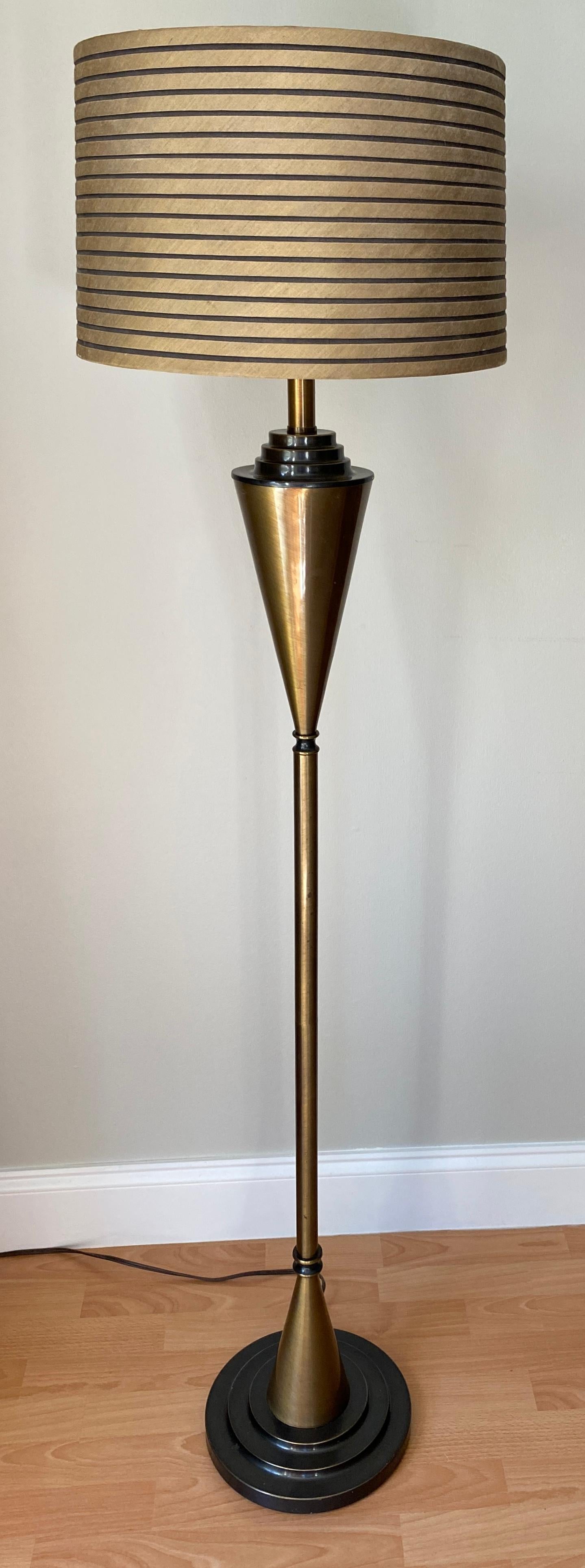 French Art Deco Floor Lamp in Patinated Brass with Stepped Black Base, c. 1930 — detail 4