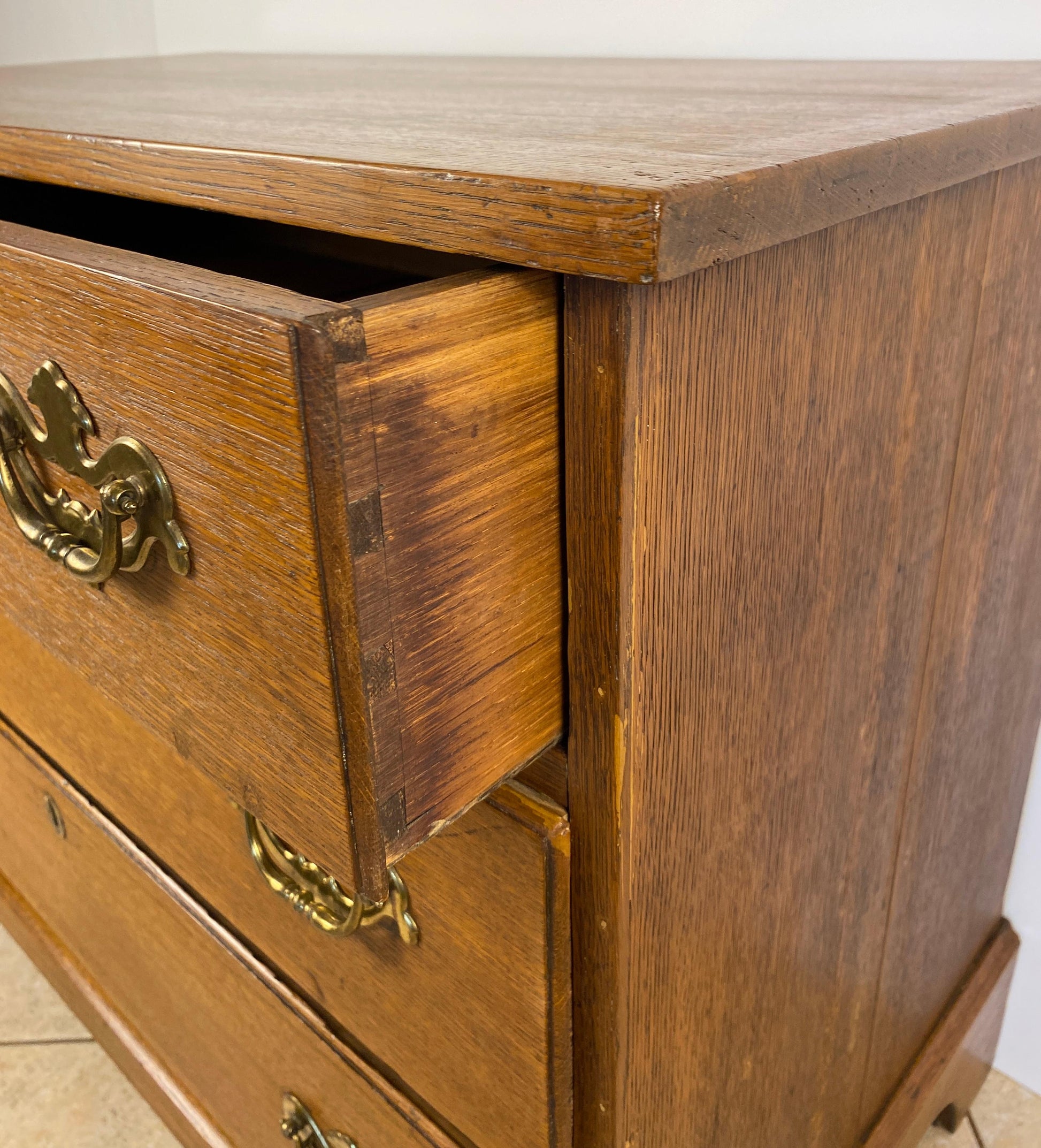 Late 18th Century American Oak Chest of Drawers, Circa 1770 — detail 4