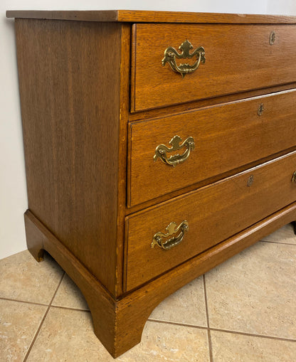 Late 18th Century American Oak Chest of Drawers, Circa 1770 — detail 2