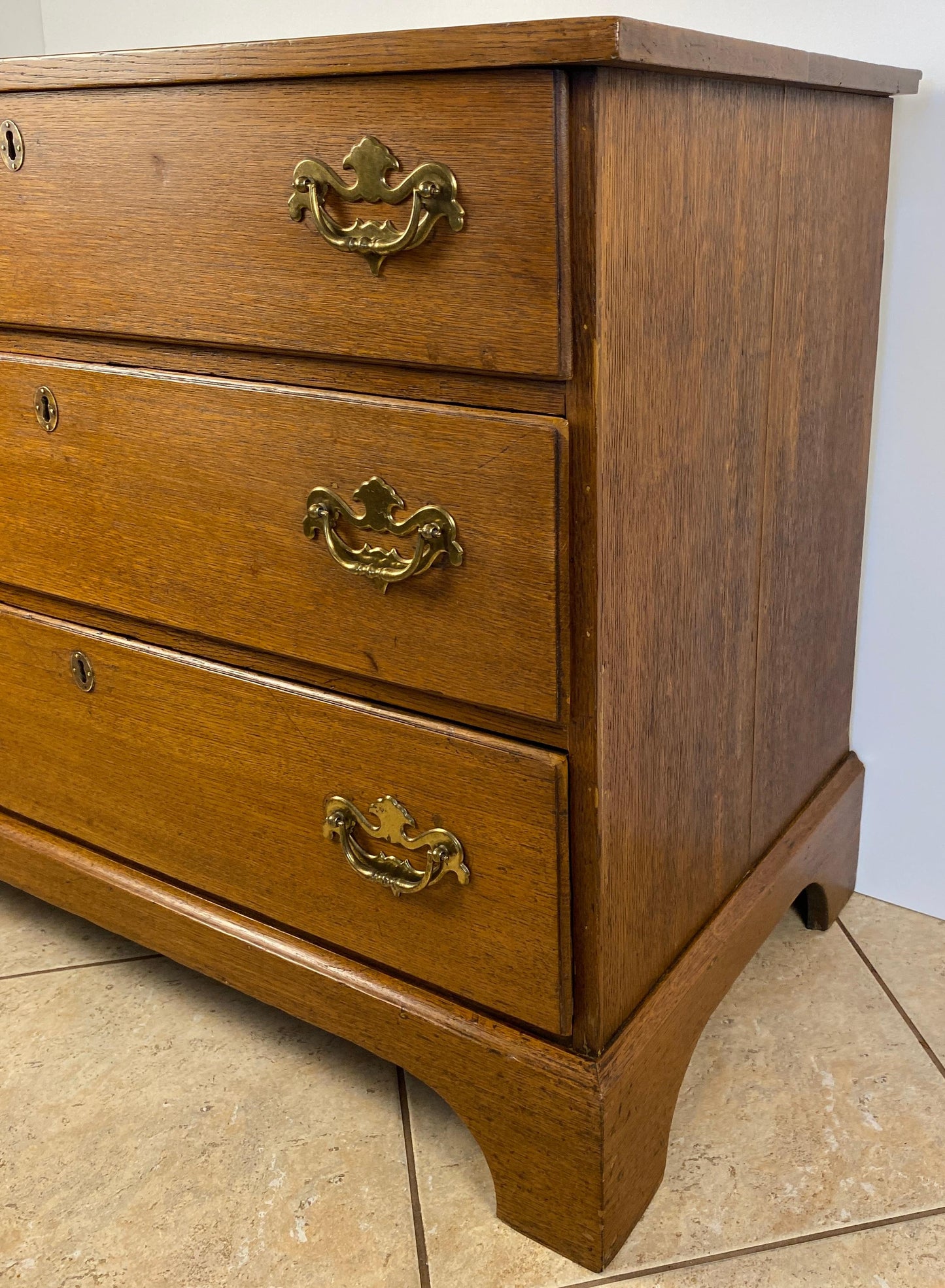 Late 18th Century American Oak Chest of Drawers, Circa 1770 — detail 3