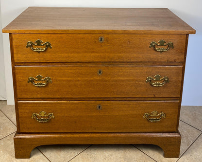 Late 18th Century American Oak Chest of Drawers, Circa 1770 — detail 5