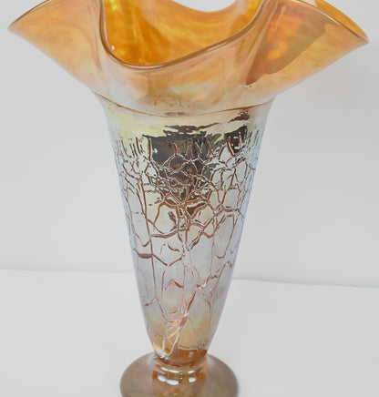 Fenton Style Art Glass Vase in the Manner of Murano — detail 3