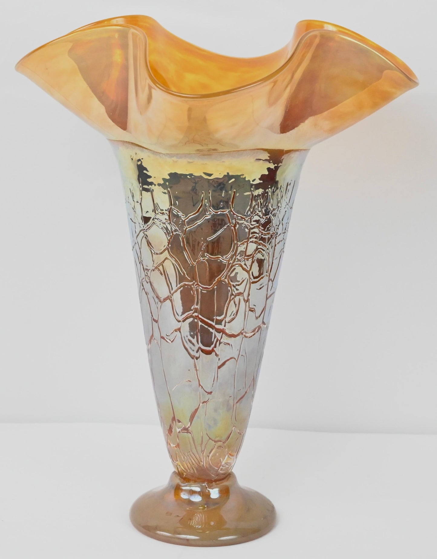 Fenton Style Art Glass Vase in the Manner of Murano — detail 5
