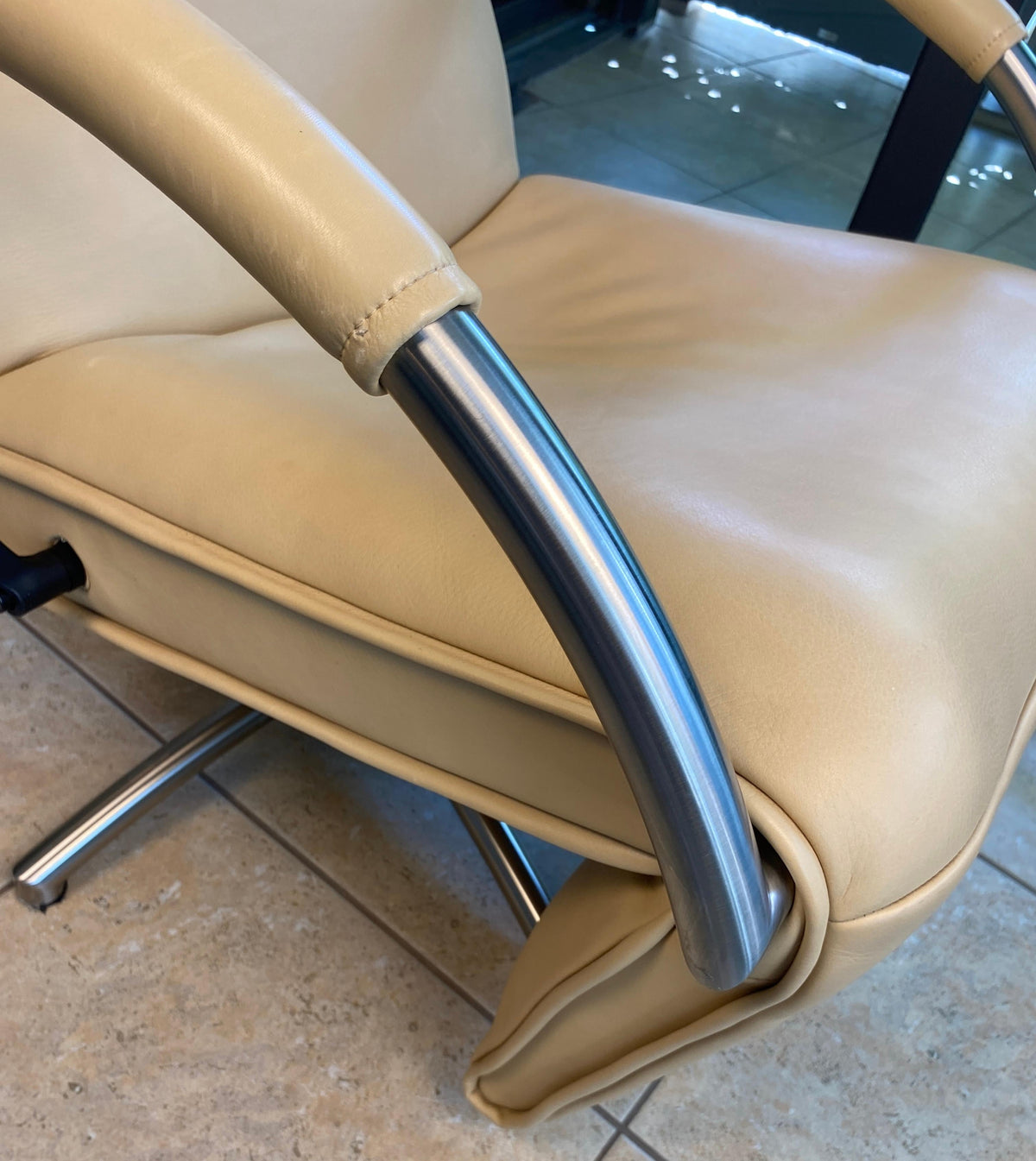 Creme Color Leather Lounge Chair, Mensana JR 7260 Armchair by Jori — detail 5