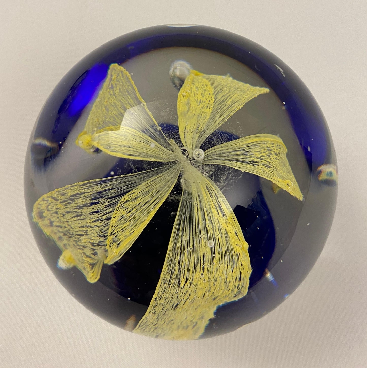 Paperweight attributed to Baccarat — detail 8