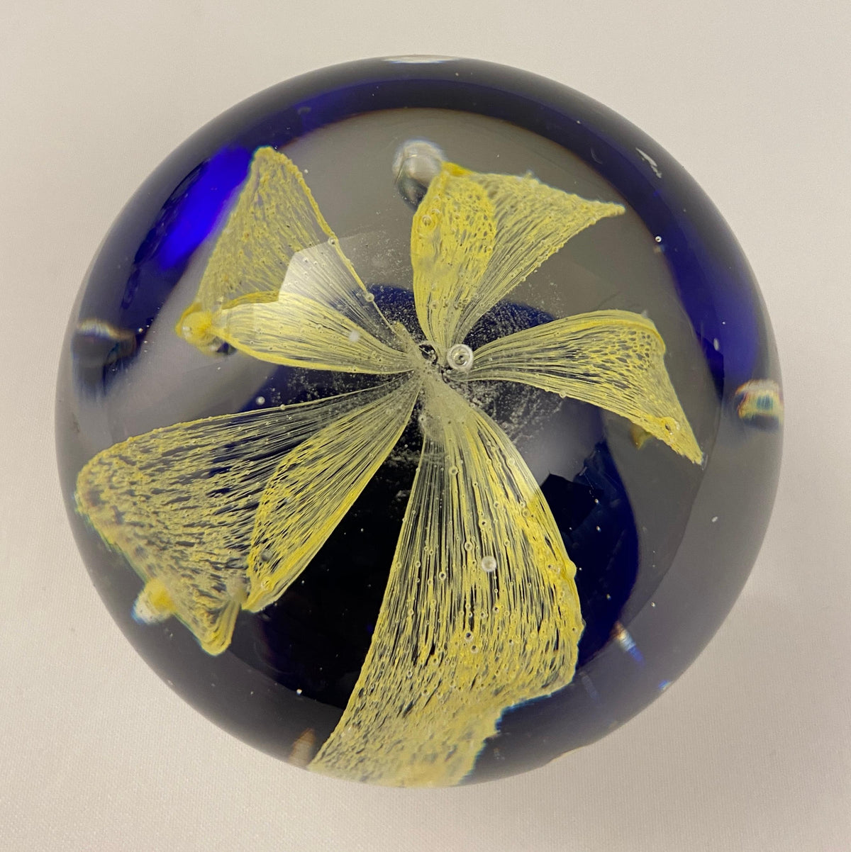 Paperweight attributed to Baccarat — detail 8