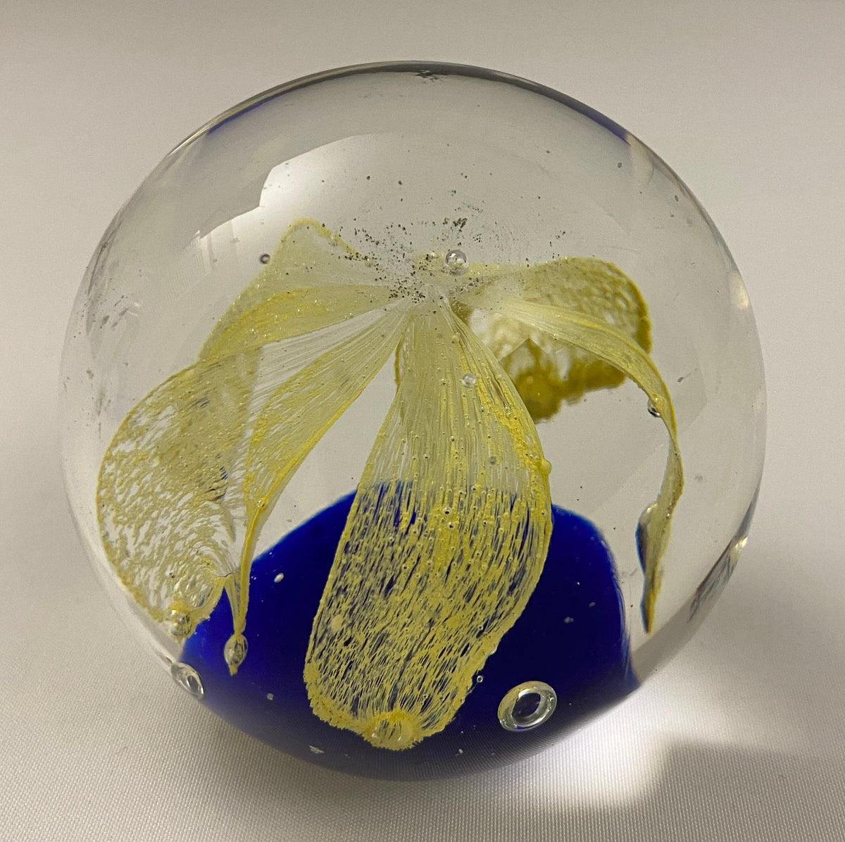 Paperweight attributed to Baccarat — detail 7
