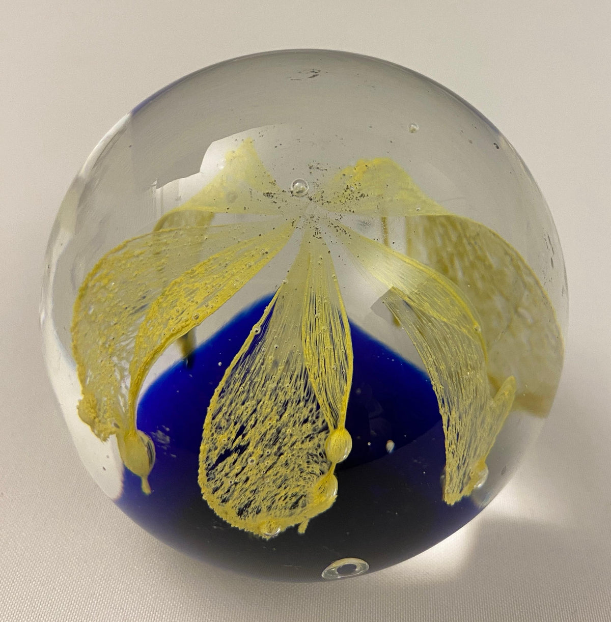 Paperweight attributed to Baccarat — detail 5
