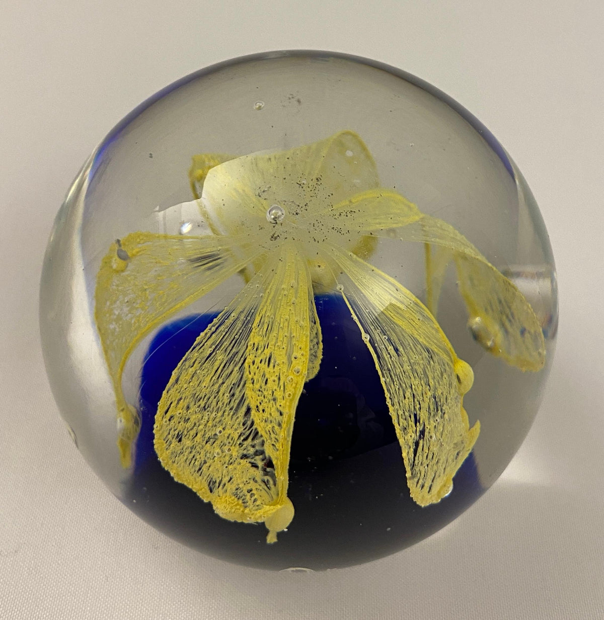 Paperweight attributed to Baccarat — detail 4