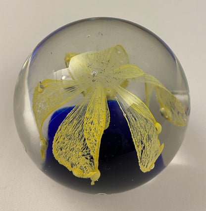 Paperweight attributed to Baccarat — detail 4
