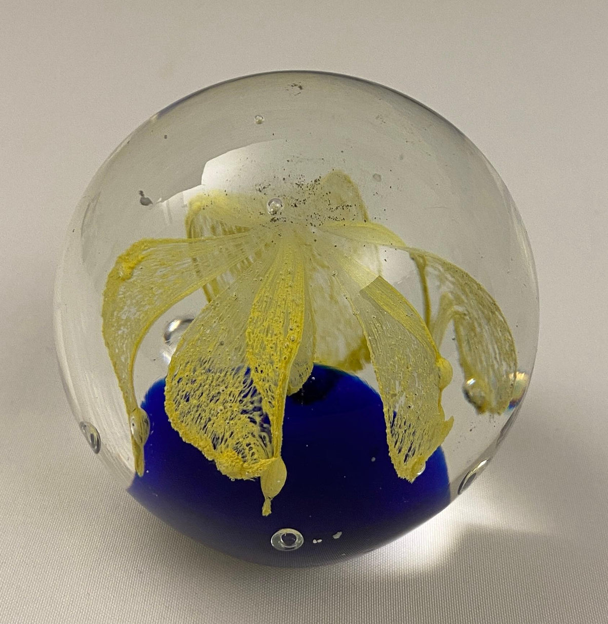 Paperweight attributed to Baccarat — detail 3