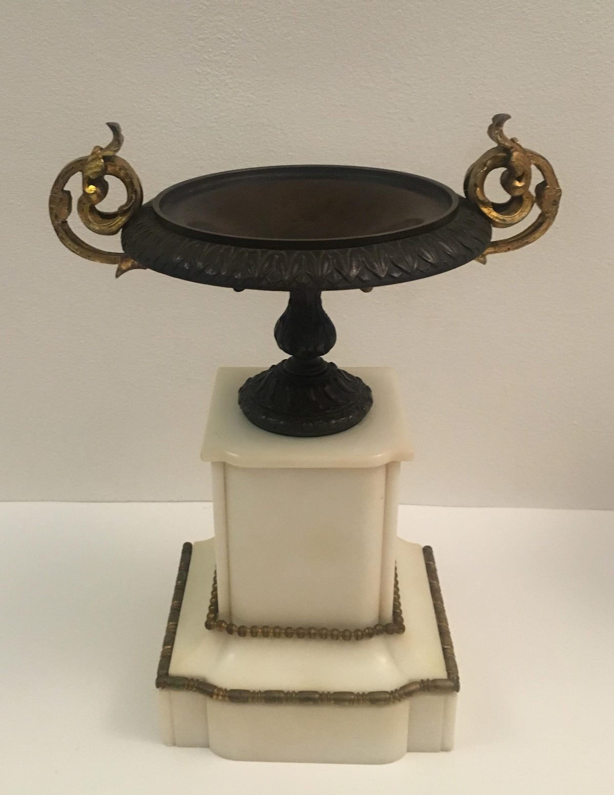 19th Century Neoclassical Gilded Bronze and White Marble Mantel Clock Set — detail 8