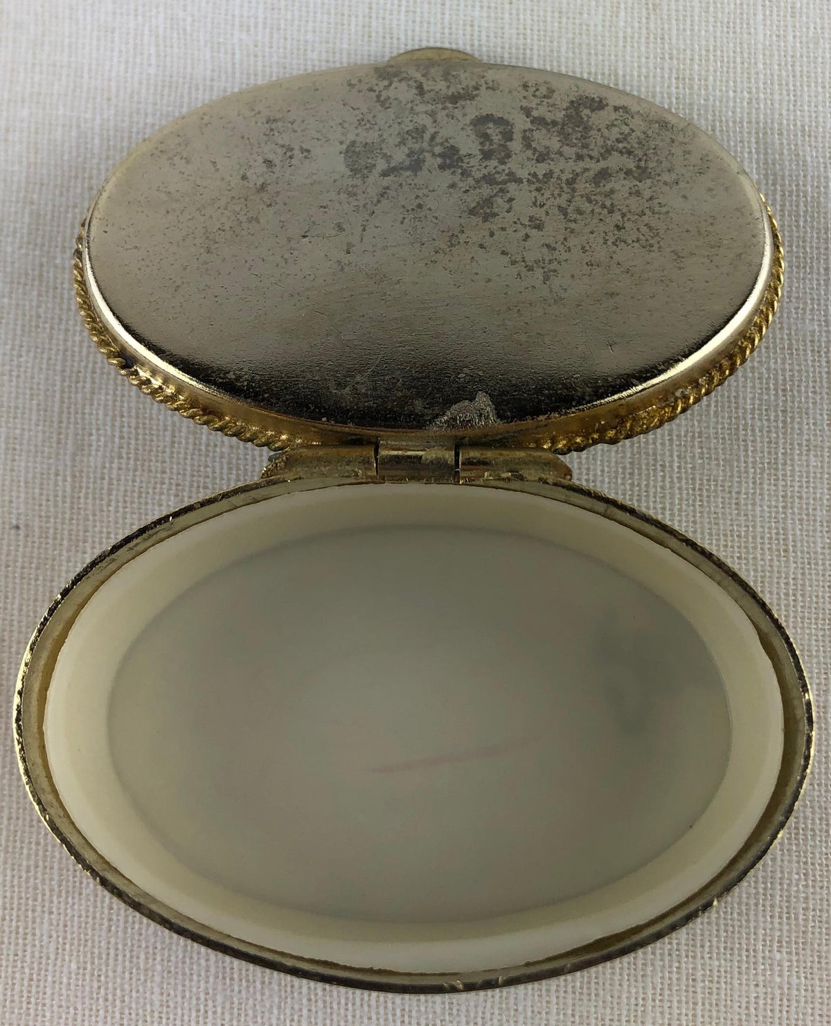 French Neoclassical Lidded Pill, Trinket or Small Jewelry Box — detail 4