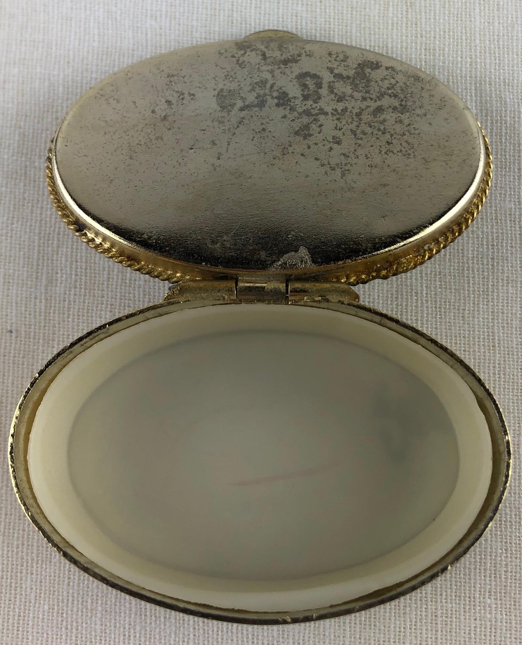 French Neoclassical Lidded Pill, Trinket or Small Jewelry Box — detail 4