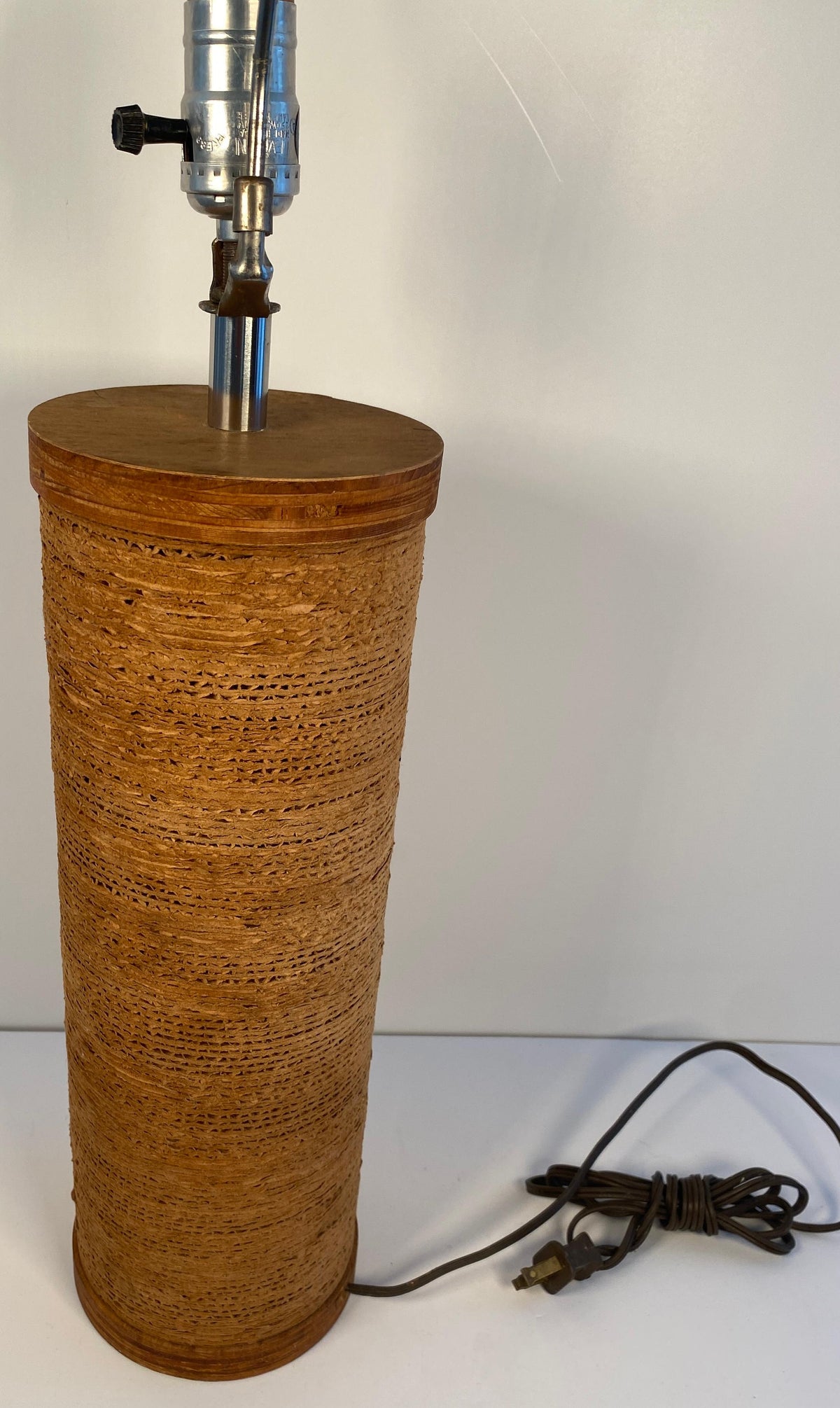 Mid-Century Modern Raffia Wrapped Cylinder Table Lamp, 1970s Natural Woven Grass — detail 4