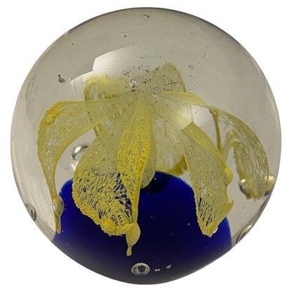 Paperweight attributed to Baccarat — detail 2