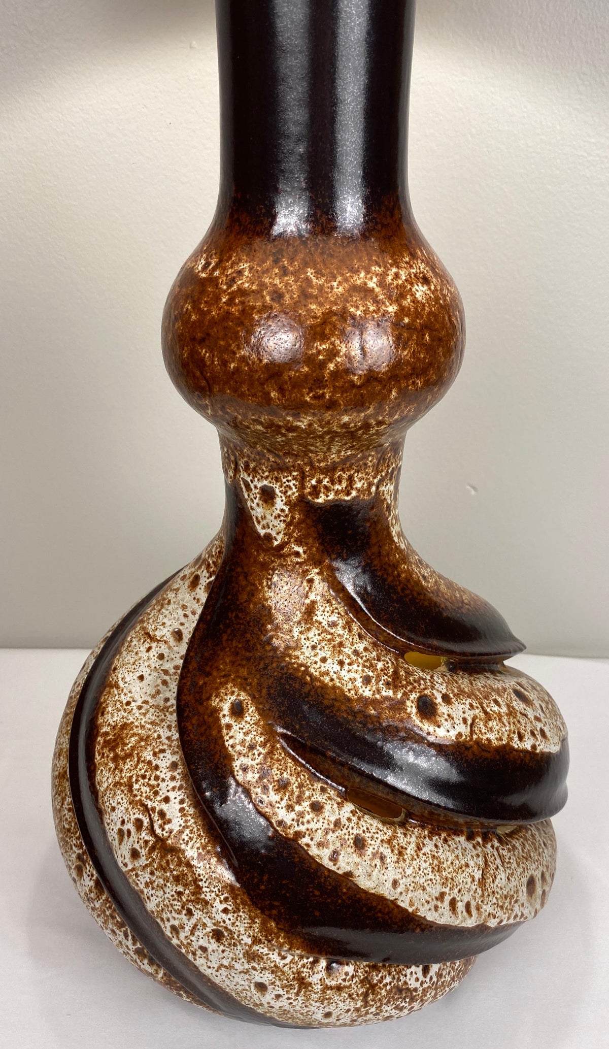 Large Mid-Century Sculptural Ceramic Table Lamp Beige & Brown — detail 3