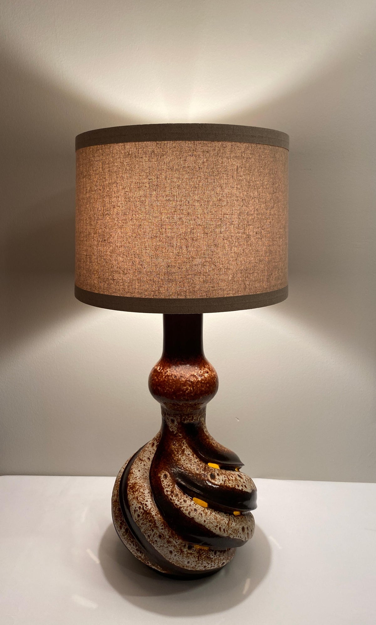 Large Mid-Century Sculptural Ceramic Table Lamp Beige & Brown — detail 2