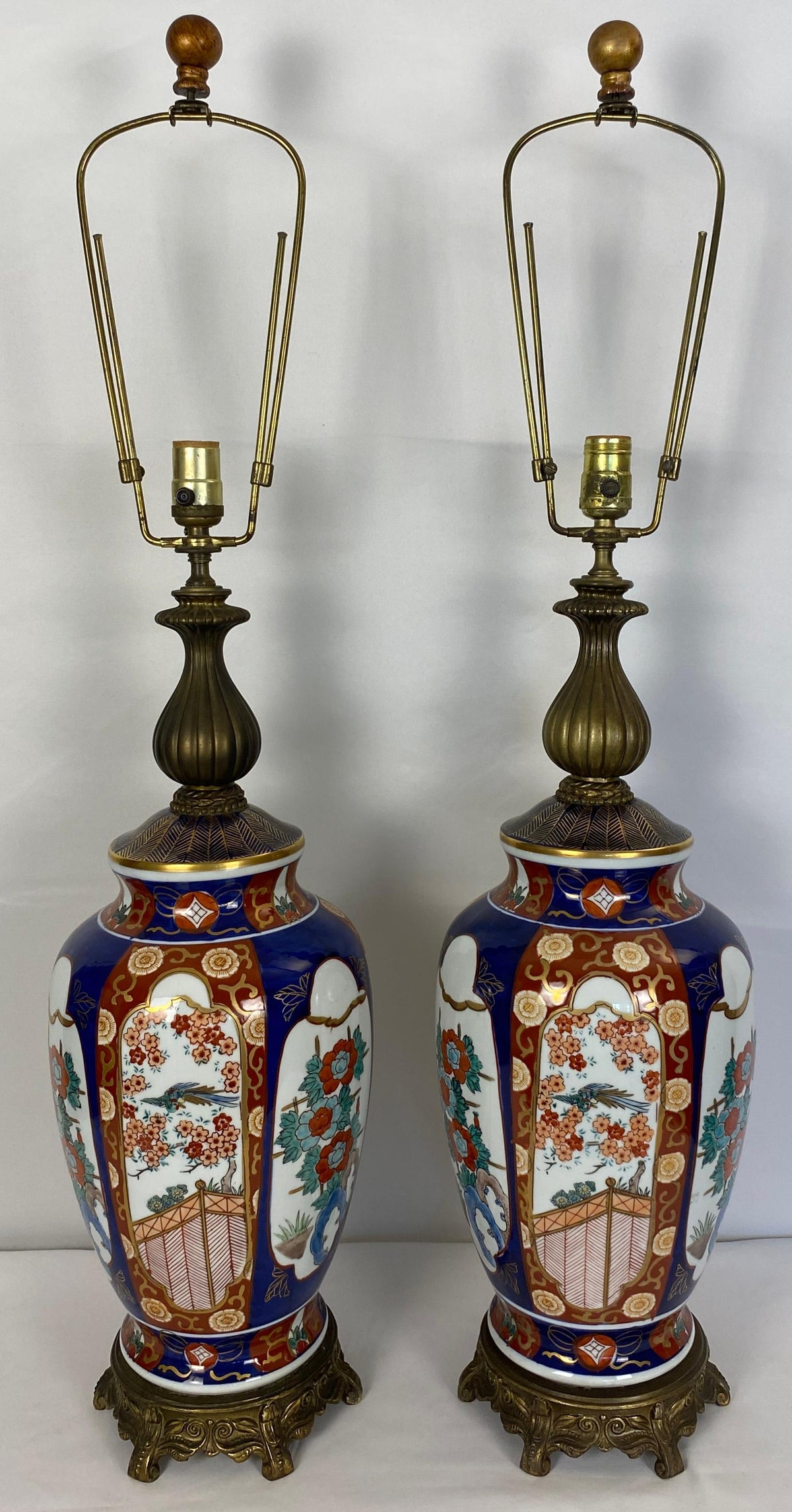 Pair of Japanese Imari Porcelain Style Lamps, Signed — detail 4