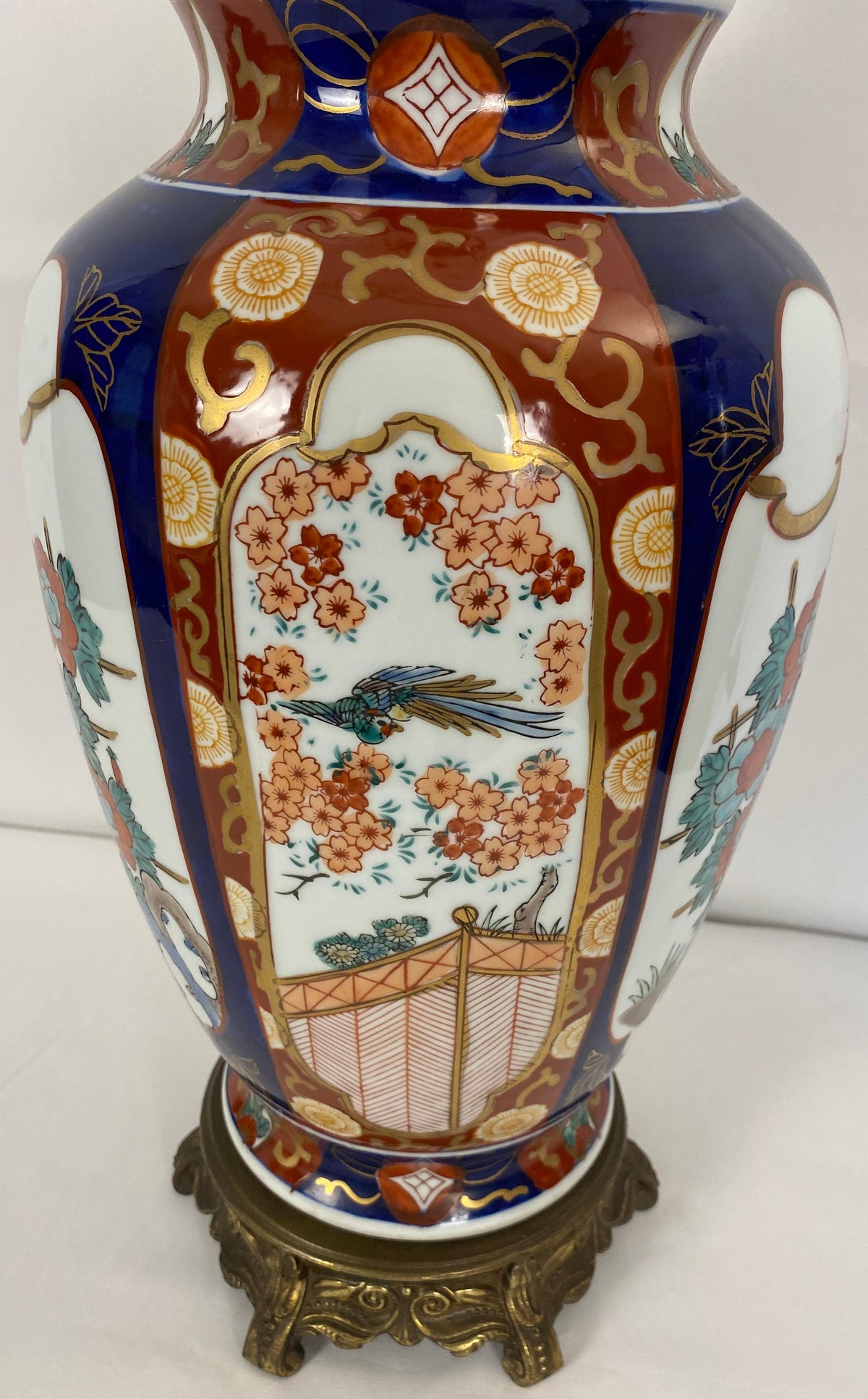 Pair of Japanese Imari Porcelain Style Lamps, Signed — detail 7