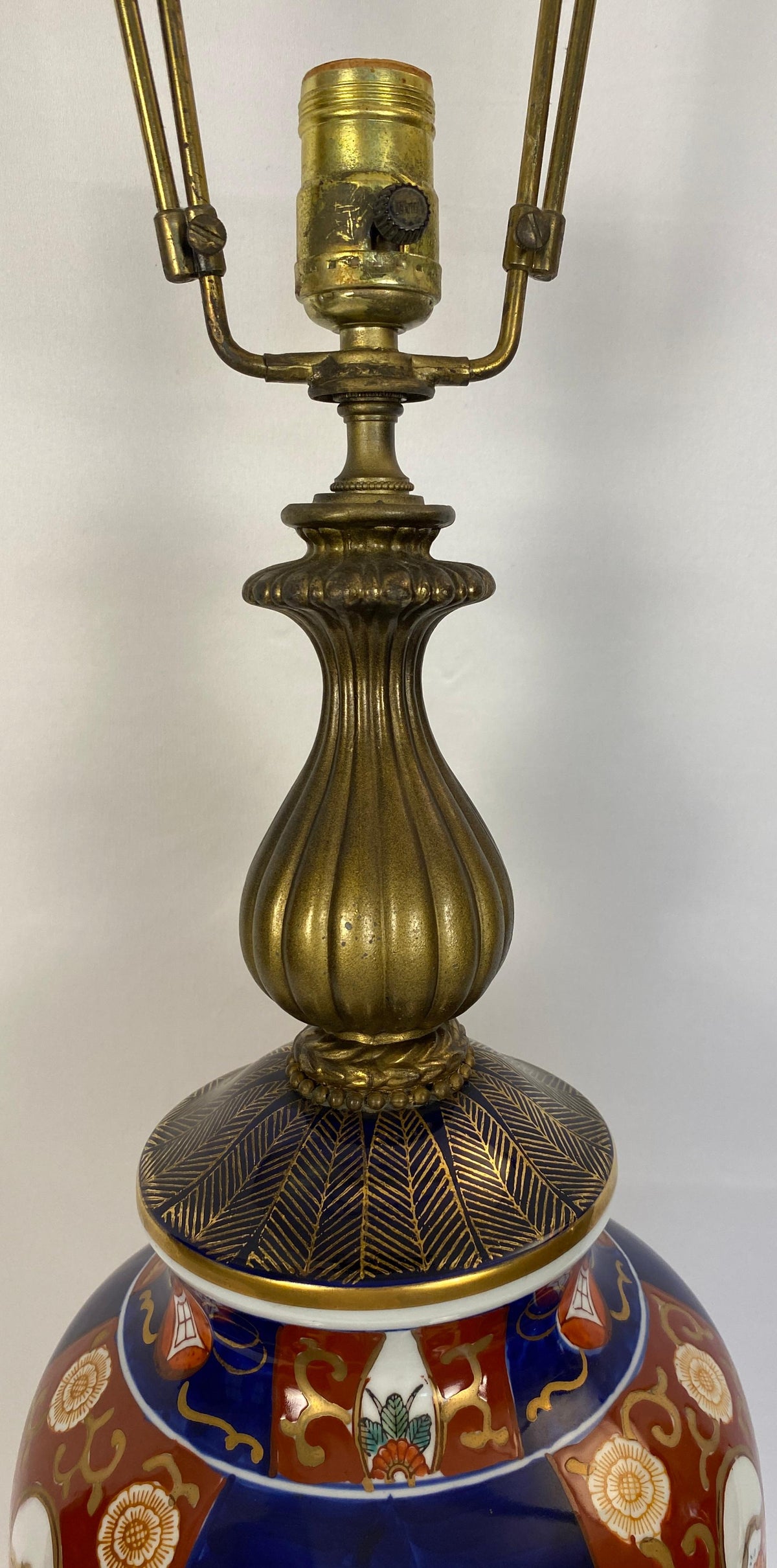Pair of Japanese Imari Porcelain Style Lamps, Signed — detail 9