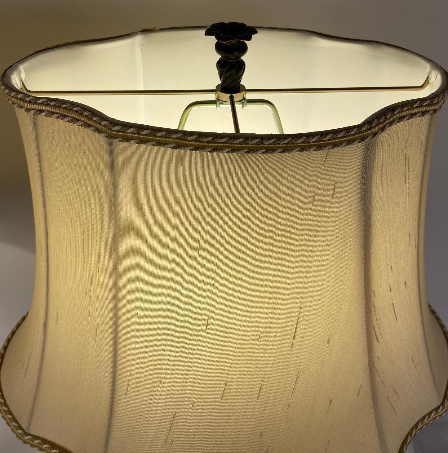 Pair of Neoclassical Faux Alabaster Table Lamps Beige — detail 2