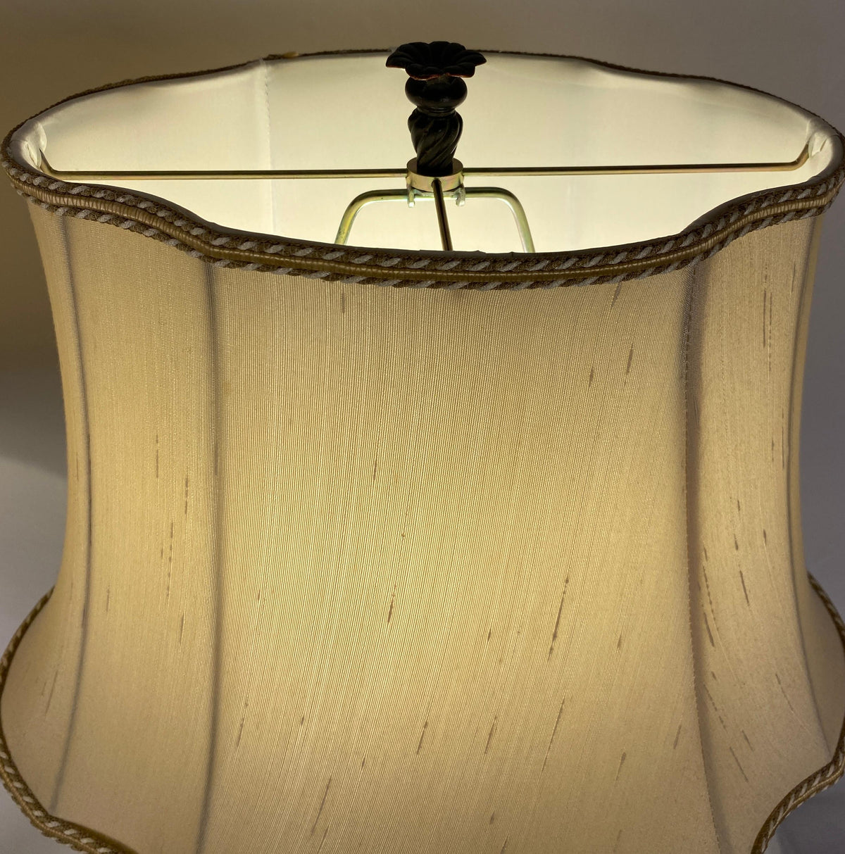 Pair of Neoclassical Faux Alabaster Table Lamps Beige — detail 2