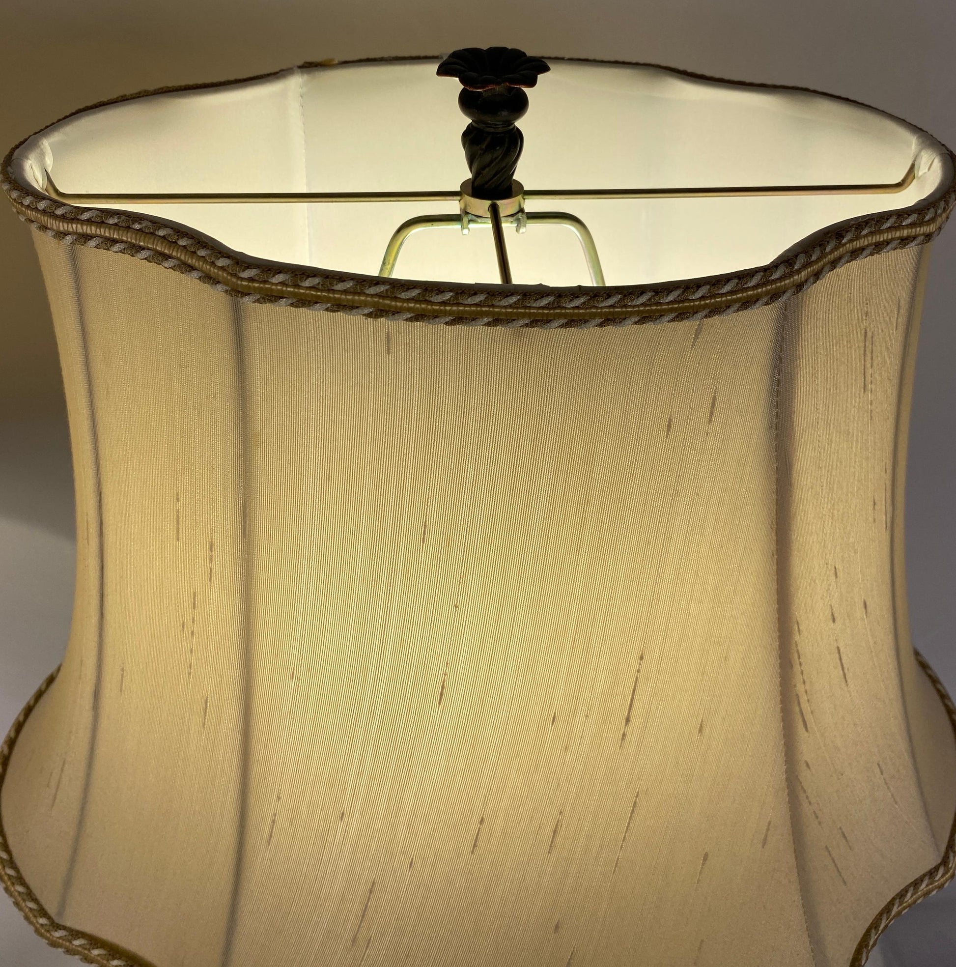 Pair of Neoclassical Faux Alabaster Table Lamps Beige — detail 2