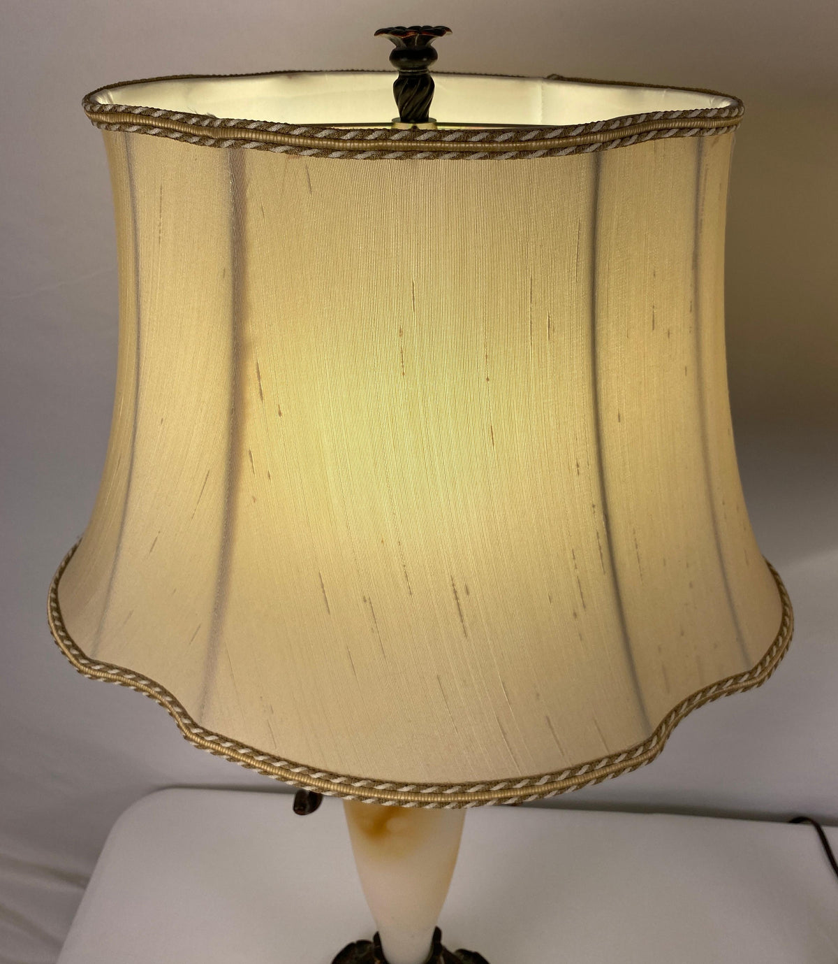 Pair of Neoclassical Faux Alabaster Table Lamps Beige — detail 3