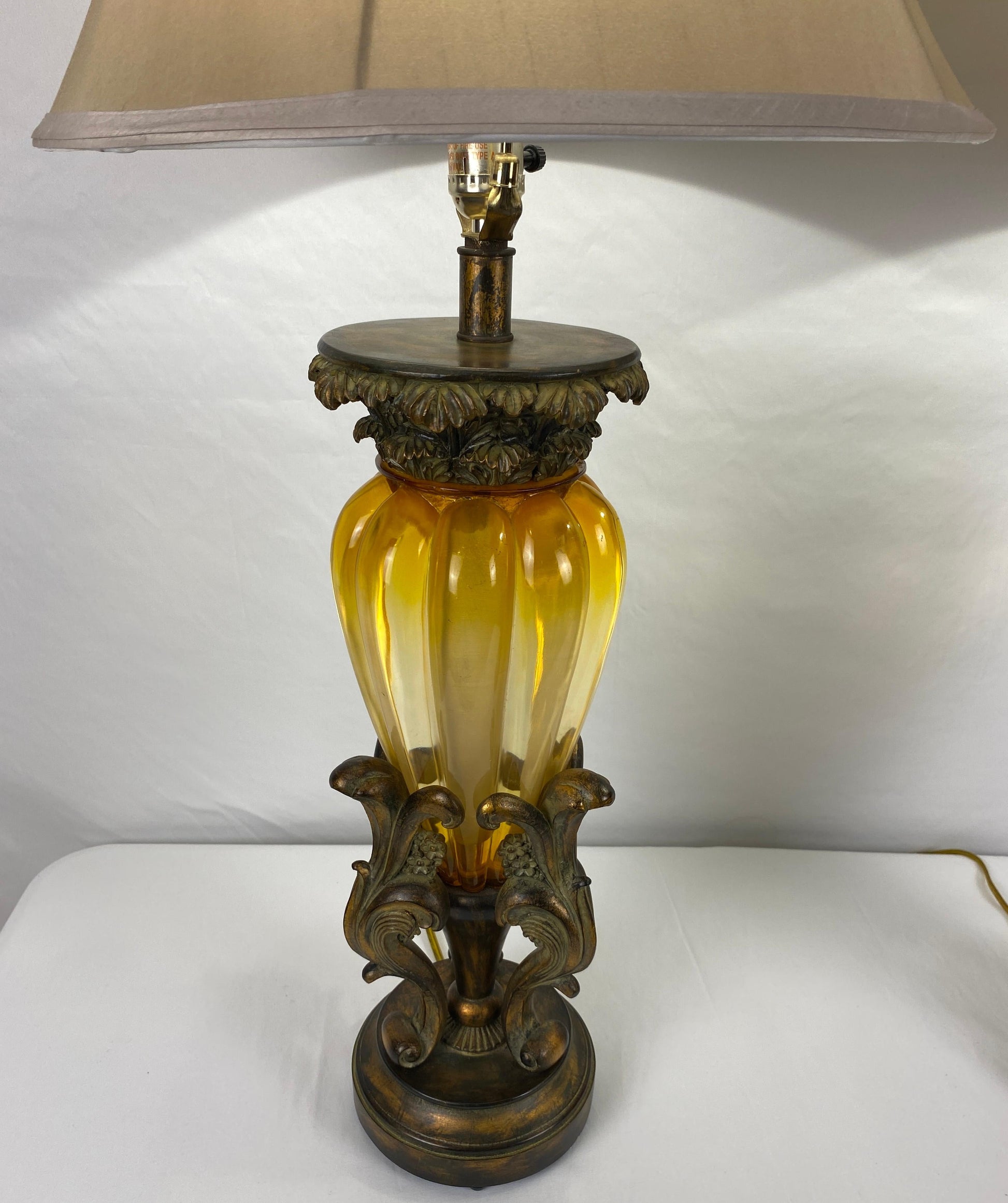 Amber Colored Pair of Mid-Century Glass Table Lamps with Beige Silk Shades — detail 8